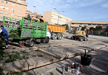 Los trabajos ya han comenzado en el aparcamiento del centro | Jesús Cruces.
