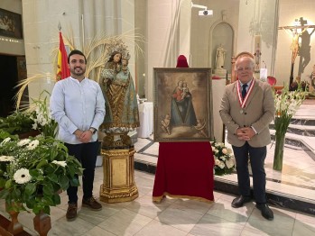Aitor Marco y Ramón González junto al cuadro y la talla antiguas de la Virgen de la Salud.