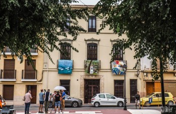 Los lienzos ya se están colgando de los diferentes balcones.