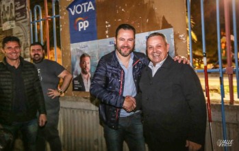 El portavoz del PP, Fran Muñoz, y el portavoz de Ciudadanos, Paco Sánchez, en la pegada de carteles durante las elecciones pasadas | J.C.