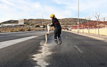 Los bomberos han echado sepiolita en la zona | Jesús Cruces.