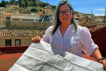 La edil muestra el mapa | Imagen cedida.