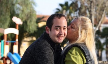 Sebastián Arenas, diagnosticado con síndrome de X frágil, y su madre Lumi Martínez.