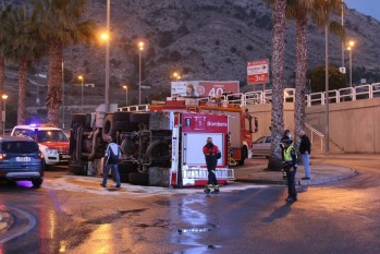 El camión ha volcado cuando salía de la rotonda.