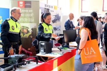 Los agentes participaron en el Baúl del Estudiante | Marta Maestre.