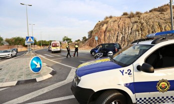 La Policía ha cortado la calle al tráfico mientras se atendía a la joven | Jesús Cruces.