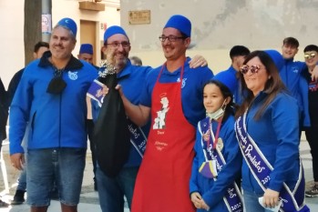 Uno de los ganadores del concurso con la capitanía.