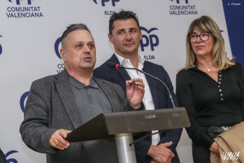 Lola Francés con Paco Sánchez y Alberto García en la inauguración de la nueva sede del PP.