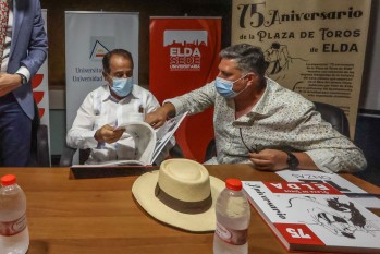 El maestro Luis Francisco Esplá presentó este libro en Elda | J.C.