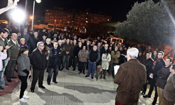 Cerca de un centenar de personas se concentraron para homenajear a Teófilo del Valle | Jesús Cruces.