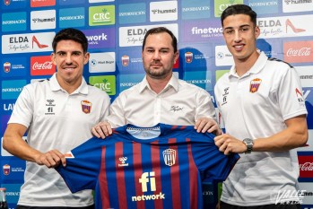 El director deportivo, Manu Guill, ha presentado a los jugadores | Nando Verdú. 