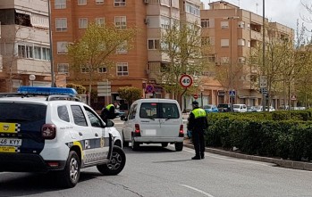La Policía Local hace controles de coches para verificar el cumplimiento del estado de alarma