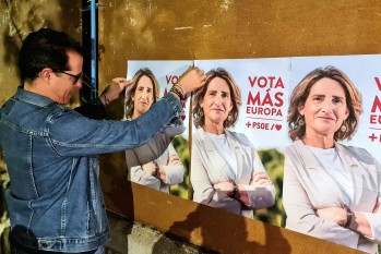El alcalde de Elda, Rubén Alfaro, durante la pegada de carteles | Imagen cedida.