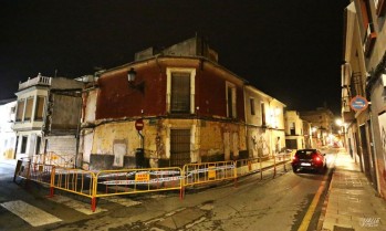 Se desprende parte de un balcón en una vivienda abandonada en la calle Dos de Mayo 