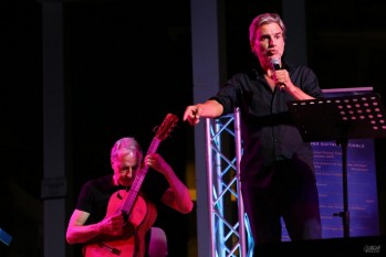 Alberto San Juan recitó poemas con la guitarra de Fernando Egozcue de fondo.