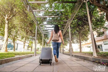 Muchos eldenses han preparado la maleta para las vacaciones estivales | Nando Verdú. 
