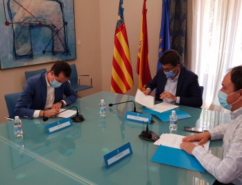Momento de la firma del acuerdo entre Rubén Alfaro y Carlos Mazón.