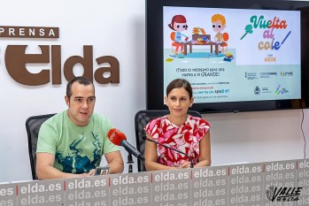Ángel López, de AEDE, y la edil de Comercio, Silvia Ibáñez | Nando Verdú