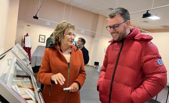 La organizadora de la exposición, Nieves Bernabé, y el edil de Cultura, Fernando Portillo, visitando la exposición.