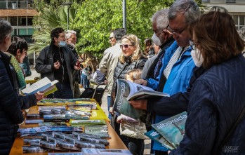 Decenas de vecinos se han acercado a la Plaza Castelar para visitar la Feria del Libro | J.C.
