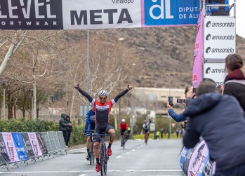 El ciclista noveldense Amores ganó la etapa de Elda | Rubén Vico.