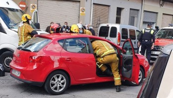 Los Bomberos excarcelan a un hombre atrapado en su vehículo tras un accidente