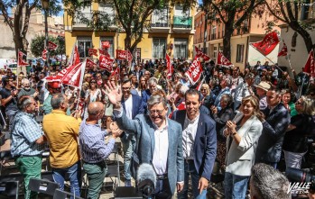 Ximo Puig ha llegado arropado por los asistentes | J.C.