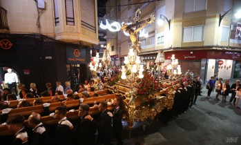 El Cristo ha recorrido las calles portado a hombros por sus costaleros.