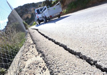 Se invertirán 415.000 euros en el camino de la Almadraba que está dañado por las lluvias | Jesús Cruces.