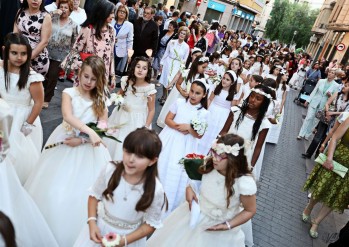 Cerca de un centenar de niños en traje de Comunión participaron en la procesión | Jesús Cruces.