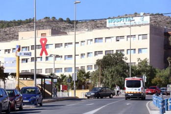 El hospital ha colgado hoy un lazo para conmemorar el Día Mundial de la Lucha contra el Sida.
