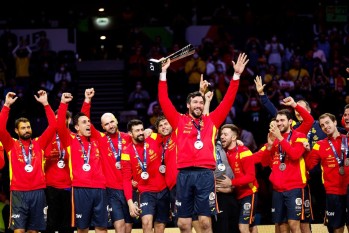 Guardiola levanta la copa de subcampeones de Europa | RFEBalonmano 