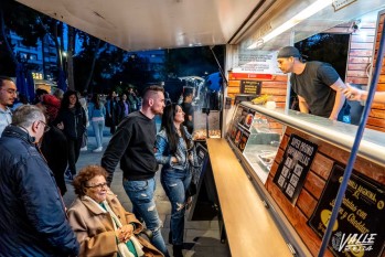 Un total de diez gastronetas se han instalado en la Plaza Castelar| Nando Verdú. 