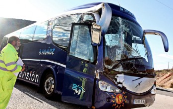  Un choque entre un autobús y un camión provoca retenciones en la autovía a su paso por Elda