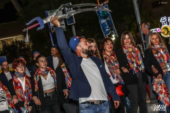 Los festeros desfilaron con orgullo en su noche de entraetas.