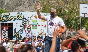 El jugador fue recibido con emoción por el estudiantado.