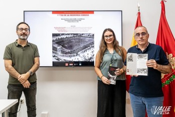 El arqueólogo municipal, Juan Carlos Márquez, la concejala de Memoria Histórica, María Gisbert, y el representante de la editorial Alberto Gómez, han presentado el acto | Nando Verdú. 