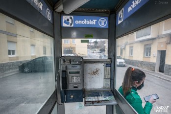 Los móviles han convertido en obsoletas a las cabinas. 