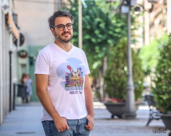 Sergio Massó es el encargado del diseño de la camiseta de correr la traca | J.C.