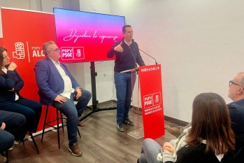 El alcalde de Elda, Rubén Alfaro, durante un encuentro con los militantes de la comarca de La Muntanya | Imagen cedida. 
