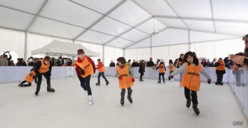 Los pequeños patinan con ilusión sobre la pista de hielo | Jesús Cruces.