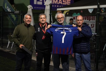  En los prolegómenos al partido se entregó la camiseta a la familia de Pedro Martín | CDAP
