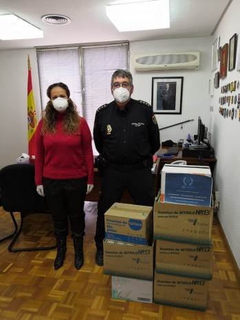 La empresa eldense Monicaber dona 11.000 guantes a la Policía Nacional