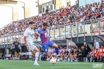 Mario Soberón disputando un balón en el partido ante el Real Madrid Castilla de la fase de ascenso | Archivo de Valle de Elda. 