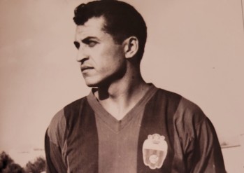 El goleador Manolo Trilles con la elástica del Eldense | Carlson.