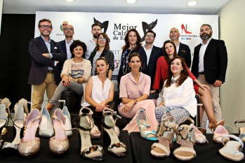 Una radiante Margarita Vargas ha recibido una colección de zapatos eldenses | Jesús Cruces