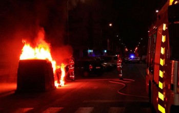 La Policía Local mueve a pulso un vehículo tras iniciarse un incendio en un contenedor en la avenida Alfonso XIII
