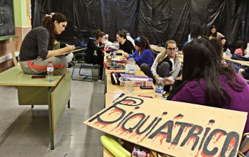 Los alumnos del instituto preparan sus clases para la jornada del viernes | Jesús Cruces.