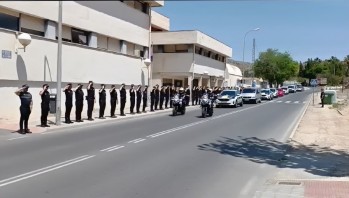 Momento en el que el féretro ha pasado por delante de la Jefatura de Policía. 