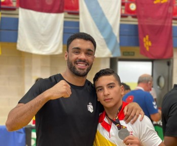 El boxeador eldense Pablo Coy junto a El Hammichi.
